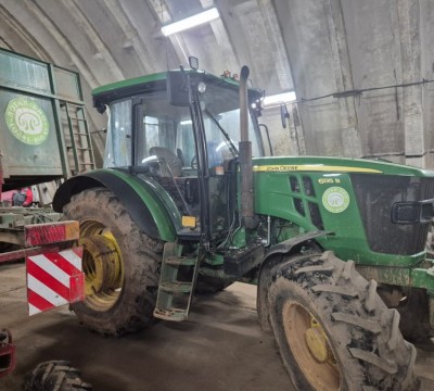John Deere 6135B
